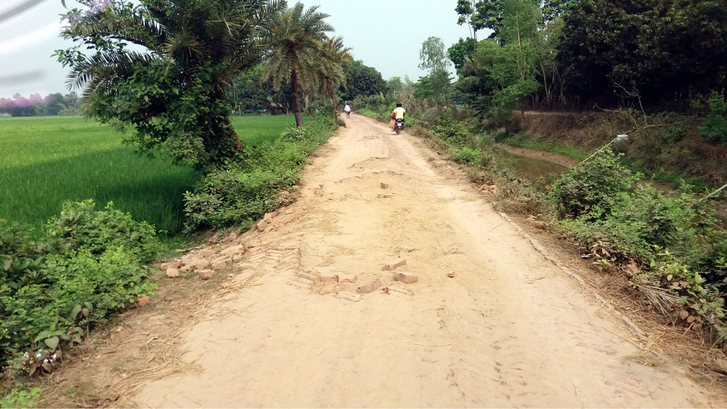 তিন কিলোমিটার সড়ক জুড়ে খানাখন্দ, দুর্ভোগ