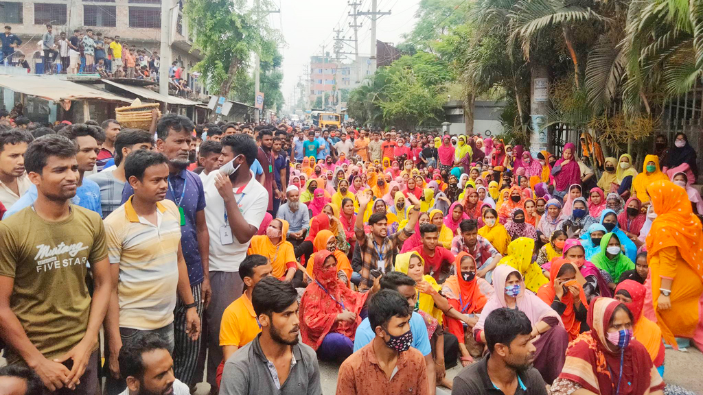 শ্রীপুরে বকেয়া বেতনের দাবিতে পোশাকশ্রমিকদের সড়ক অবরোধ