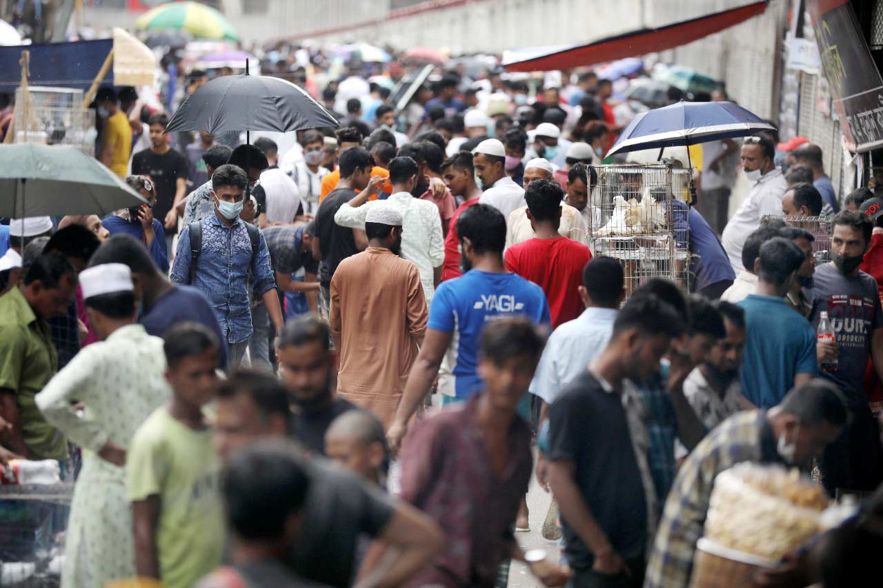 কাপ্তান বাজারে সারি সারি কবুতরের খাঁচা। ছবি: সৈয়দ মাহামুদুর রহমান