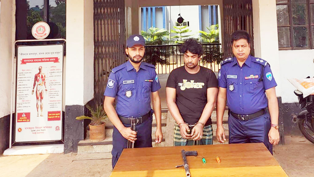 বরুড়ায় অস্ত্রসহ ২১ মামলার আসামি গ্রেপ্তার