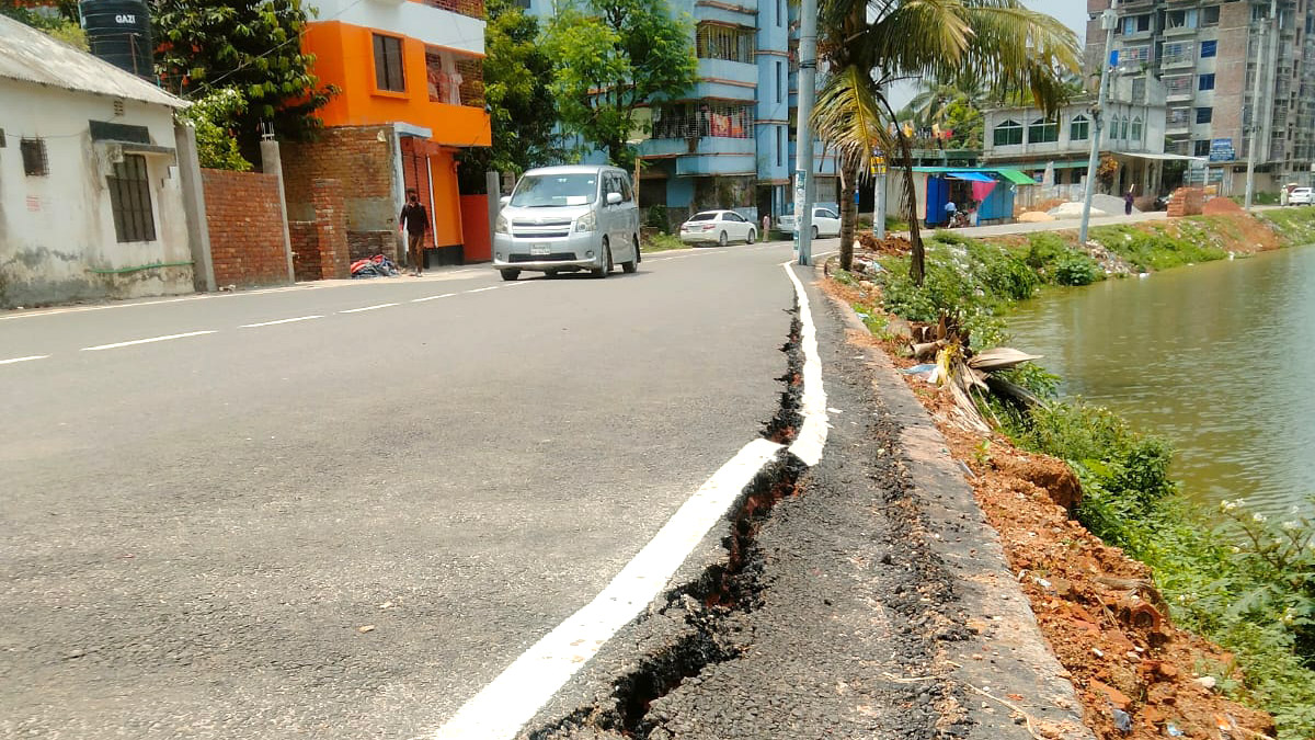 সড়কে ফাটলের কারণ ‘নিম্নমানের কাজ’