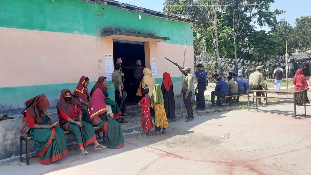 ধানের চাতালে নেওয়া হচ্ছে ভোট, নেই পানি-টয়লেটের ব্যবস্থা