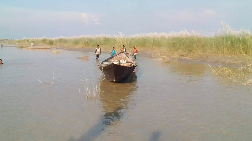 সময় শেষ হয়ে এলেও চাল পাননি জেলেরা