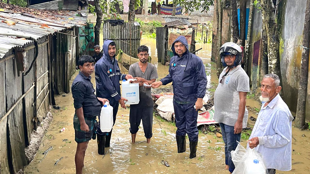 বন্যায় ক্ষতিগ্রস্ত টিউবওয়েল ও টয়লেট: বিশুদ্ধ পানির সংকট, স্বাস্থ্যঝুঁকির শঙ্কা