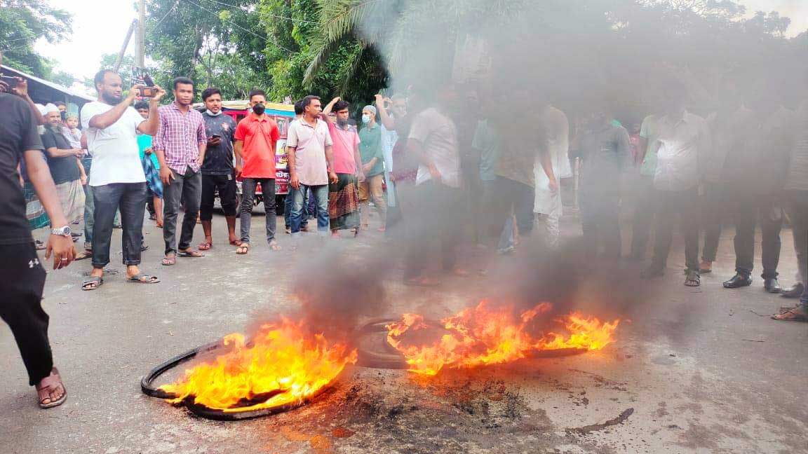 পোস্টারে এমপির ছবি না দেওয়ায় মুক্তিযোদ্ধাকে মারধর, প্রতিবাদে বিক্ষোভ