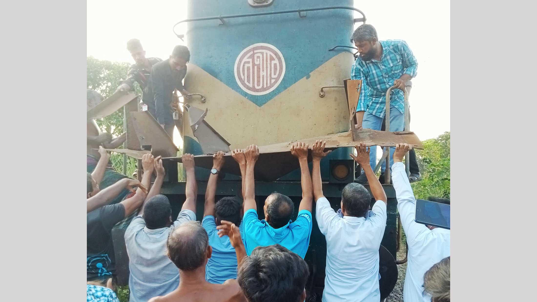 চারঘাটে ট্রেন ও নসিমন সংঘর্ষ 