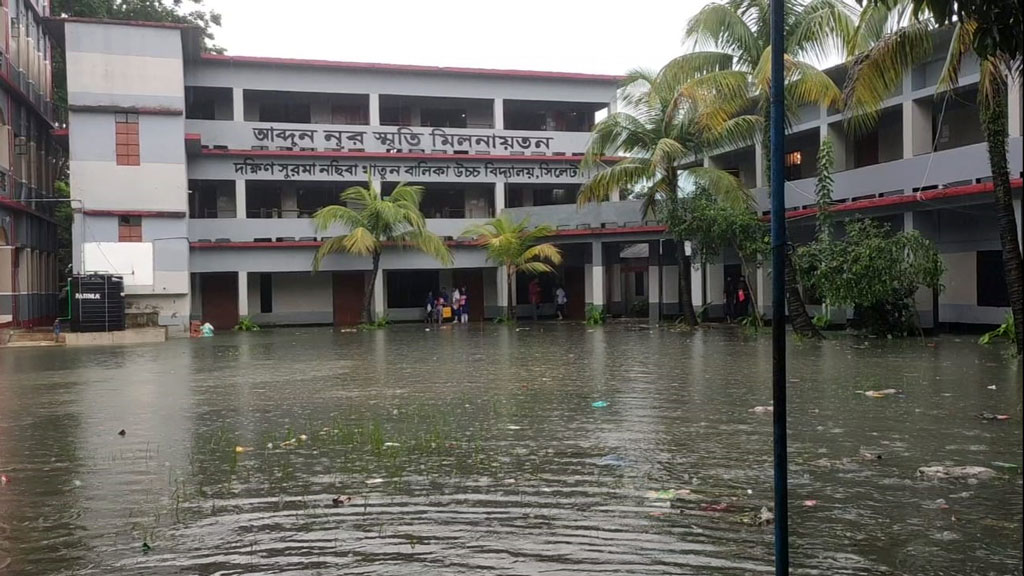 ভোটের দুদিন আগে কেন্দ্রের মাঠে পানি