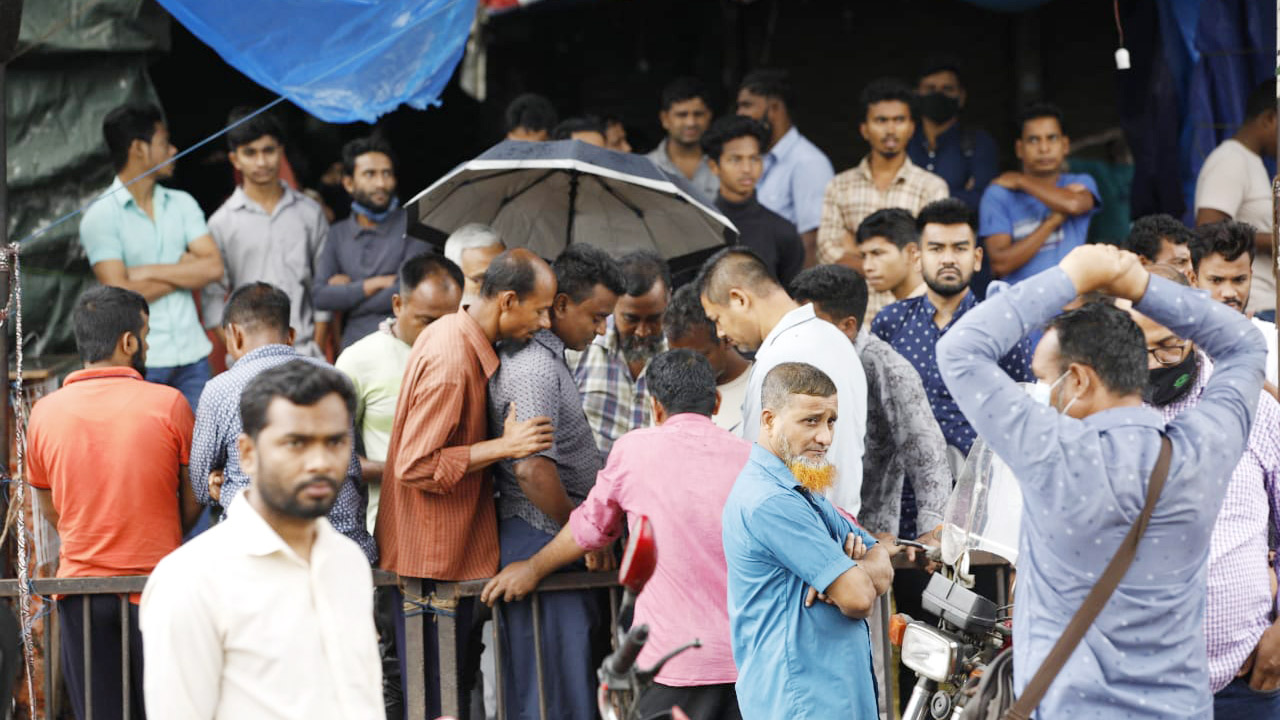 দোকান খোলার অপেক্ষায় নিউমার্কেটের ব্যবসায়ীরা