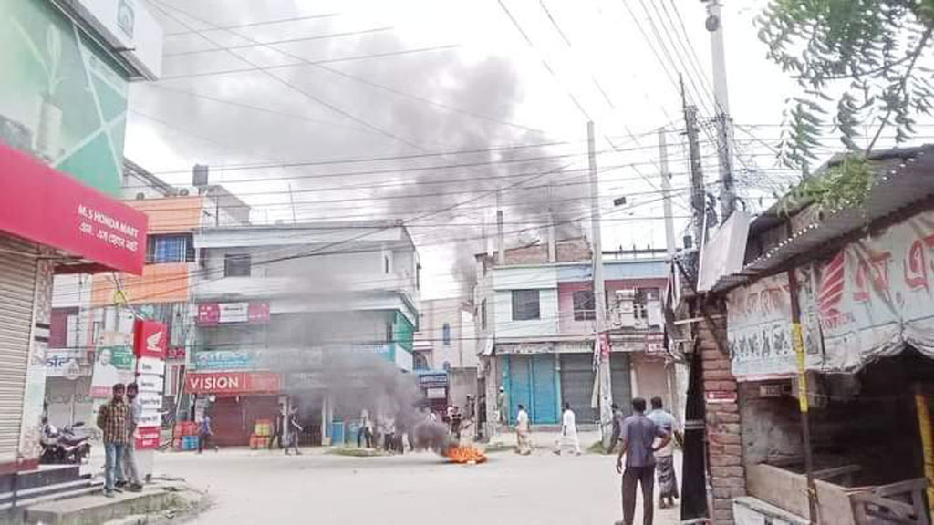 স্বেচ্ছাসেবক লীগ নেতার মৃত্যু: বাড়িঘর–ব্যবসাপ্রতিষ্ঠানে ব্যাপক ভাঙচুর, আগুন