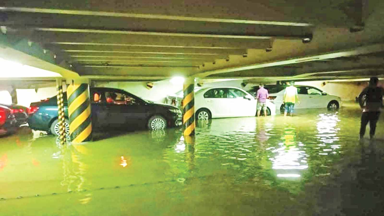 মোংলায় জাহাজে ডুবেছে গাড়ি