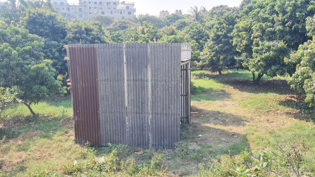 সাভারে রাতের আঁধারে সরকারি হর্টিকালচার সেন্টারের ভেতরে স্থাপনা নির্মাণ, আটক ৪ 