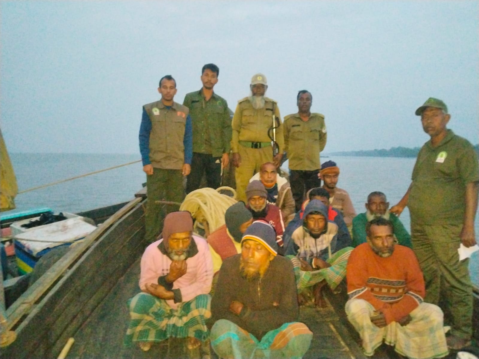 পূর্ব সুন্দরবনে অভয়ারণ্যের খালে মাছ ধরার অভিযোগে ১০ জেলে গ্রেপ্তার