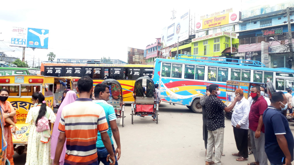 বাড়তি ভাড়ায় অসহায় যাত্রী