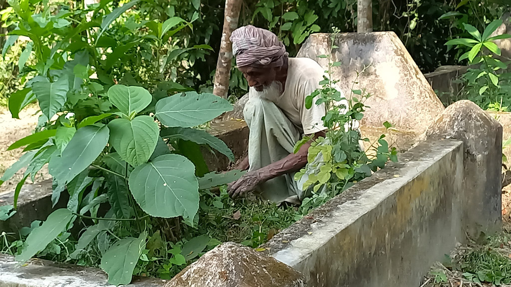 এক দশক ধরে স্বেচ্ছায় কবরস্থান পরিষ্কার করেন ইউসুফ তালুকদার