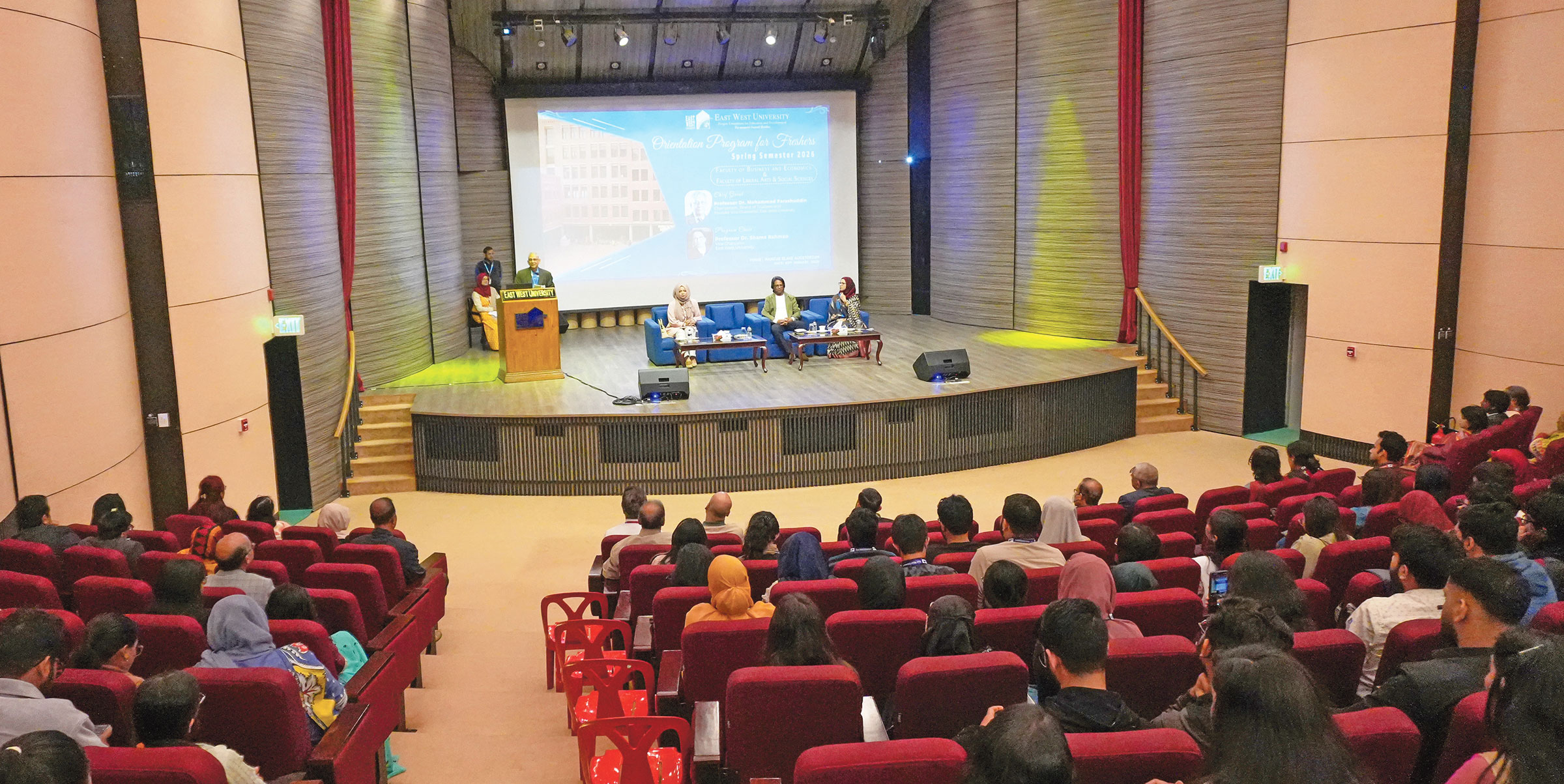 ইস্ট ওয়েস্ট ইউনিভার্সিটিতে নবীন শিক্ষার্থীদের বরণ