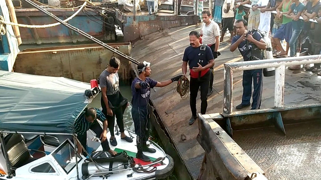 পদ্মায় ফের উদ্ধার অভিযান শুরু, আসেনি জাহাজ 'প্রত্যয়'