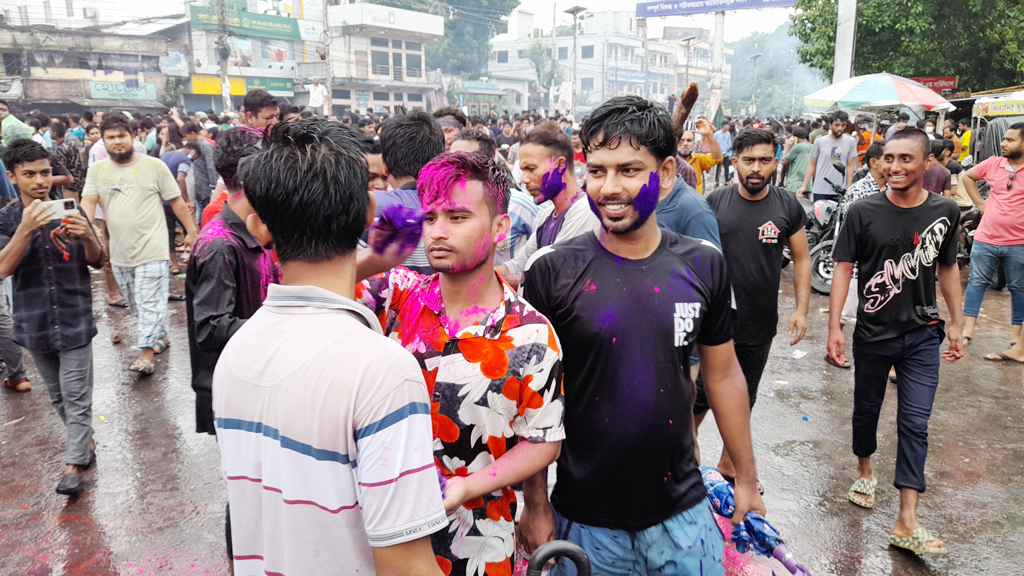 সেনাপ্রধানের ভাষণের পর ঝিনাইদহ শহরে শিক্ষার্থীদের রং খেলা