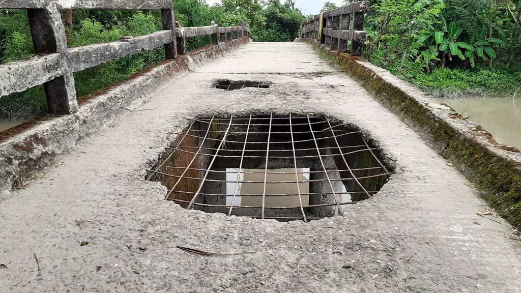 ভাঙা সেতু, ঝুঁকি নিয়ে পারাপার