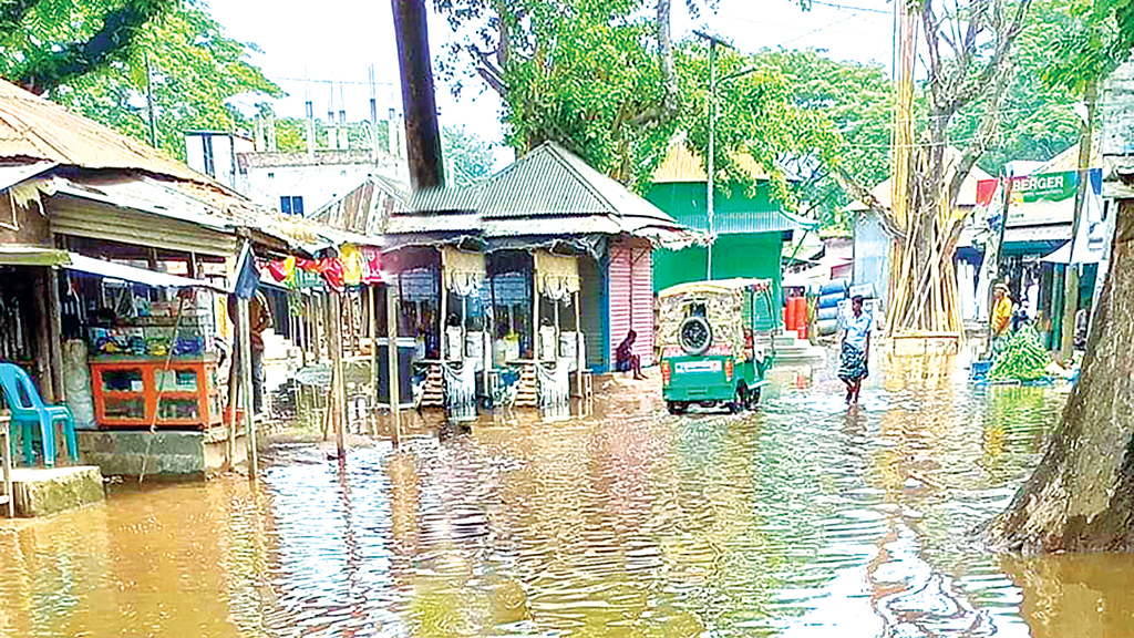 পাঁচ মিনিটের বৃষ্টিতেই  ঘিওর হাটে হাঁটুপানি