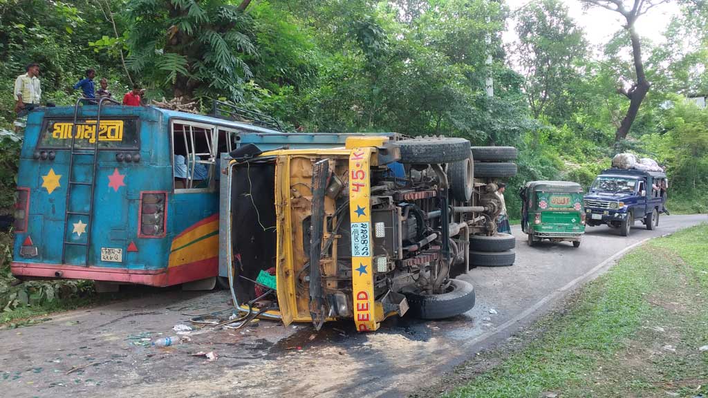 আহত ৩০, চালকের মৃত্যু