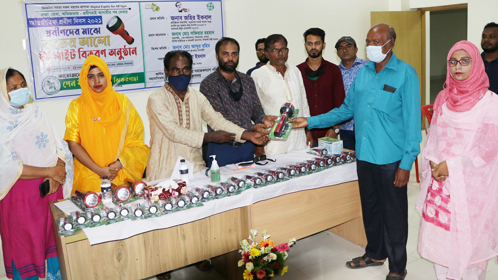 ঝিকরগাছায় ৫০ প্রবীণ পেলেন টর্চলাইট