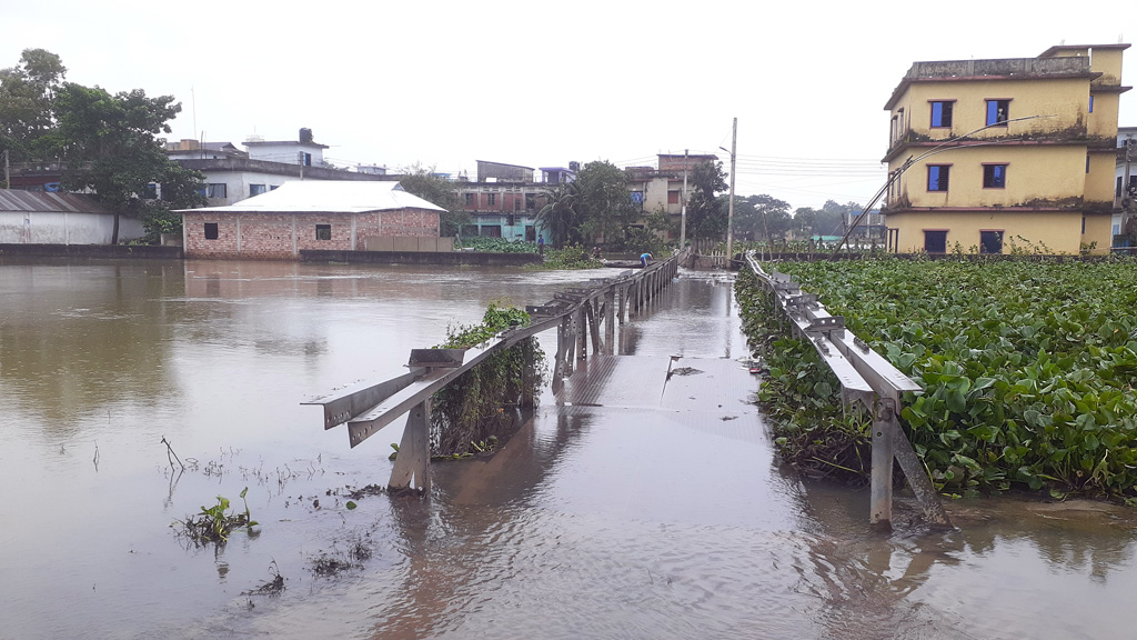 সড়ক ডুবে ভোগান্তিতে জগন্নাথপুরের ৬ ইউনিয়নের বাসিন্দারা