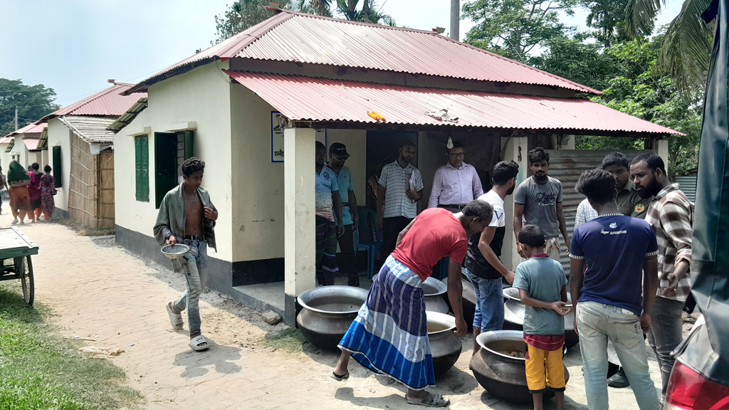 বিয়েবাড়ির খাবার জব্দ করে দরিদ্রদের বিতরণ