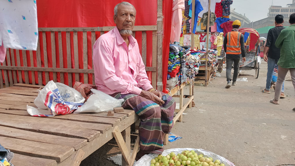 বরই বেচে ভাত জোটে না দেলোয়ারের