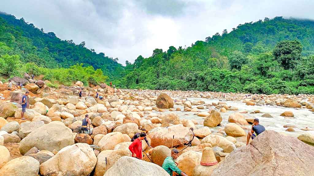 এবার রাংপানির পাথর লুট
