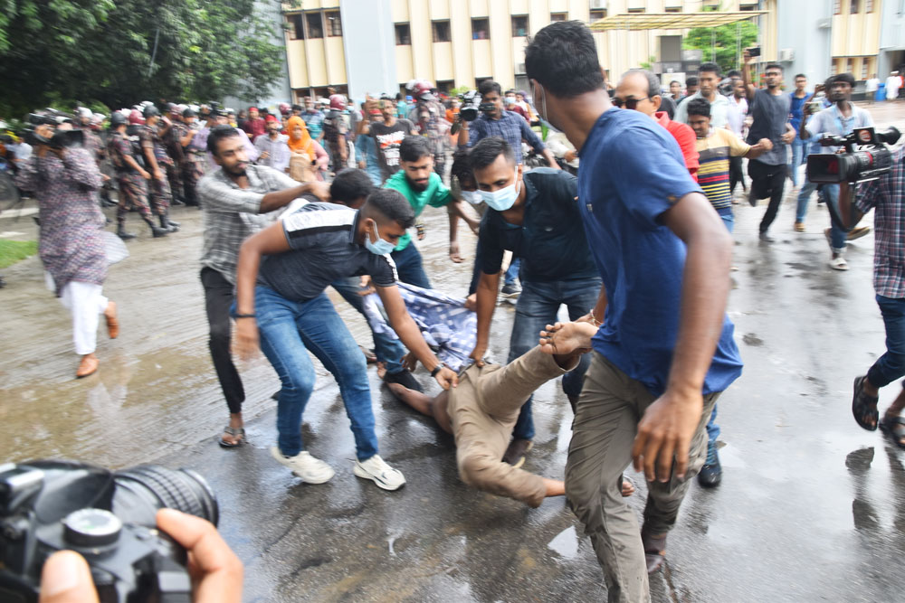 রাবিতে মৌন মিছিল শেষে শিক্ষার্থীদের আটকের চেষ্টা, ছিনিয়ে নিলেন শিক্ষকেরা