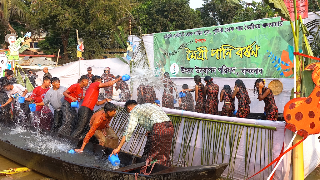 ‘মৈত্রী পানি বর্ষণে’ মাতোয়ারা বান্দরবানের মারমা সম্প্রদায়