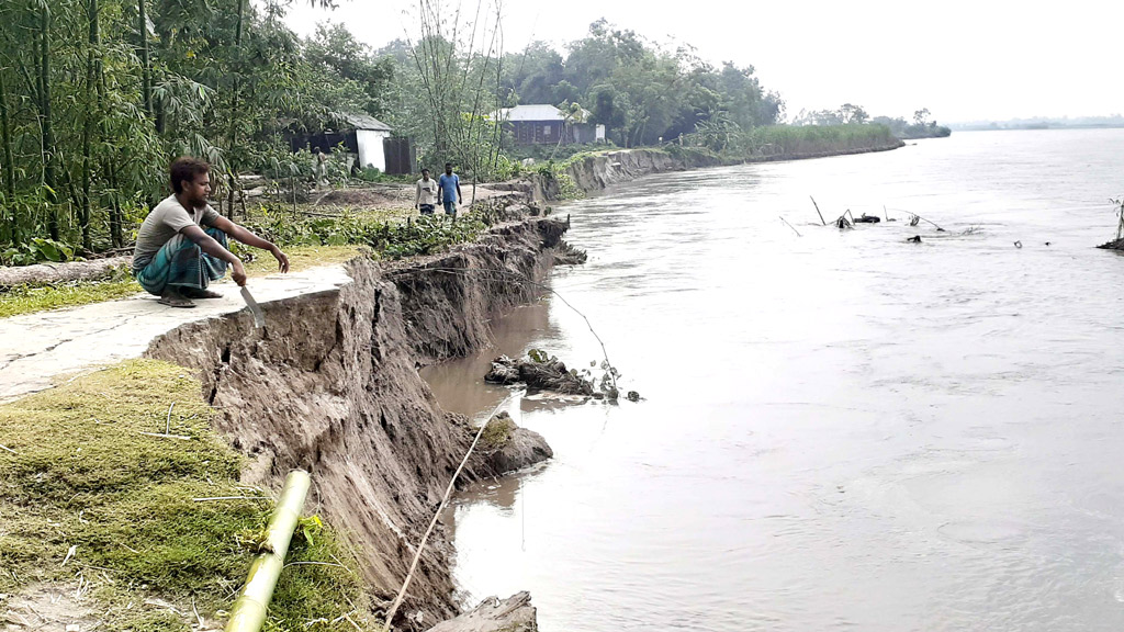 ভাঙনে কমছে গ্রামের আয়তন