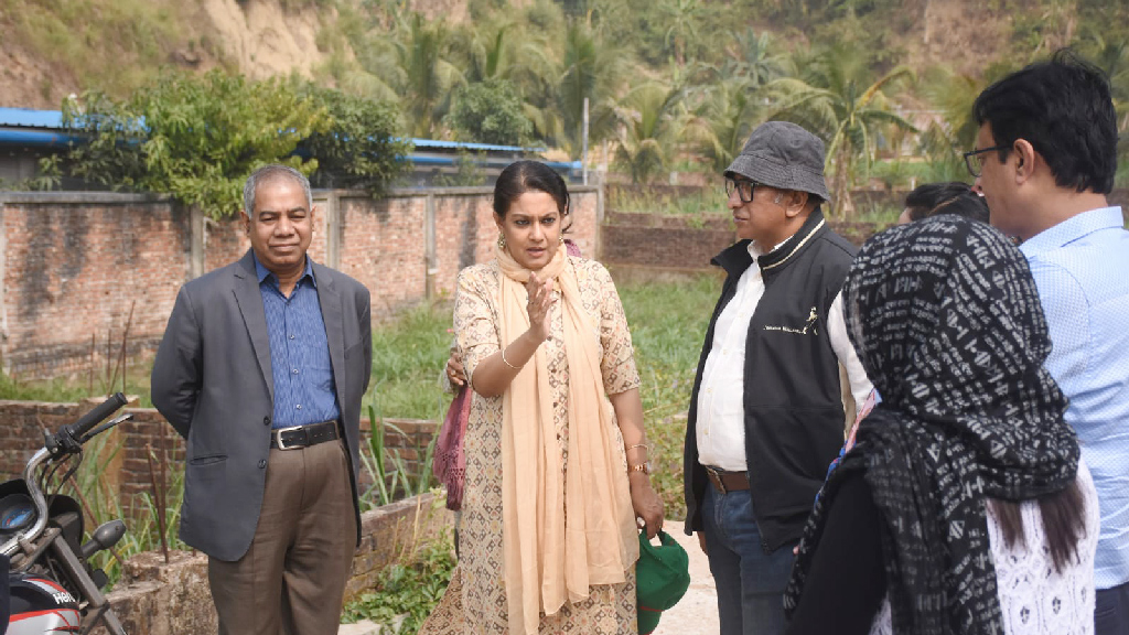 চট্টগ্রামে বেলার রিজওয়ানার গাড়িতে কাউন্সিলরের লোকজনের হামলা