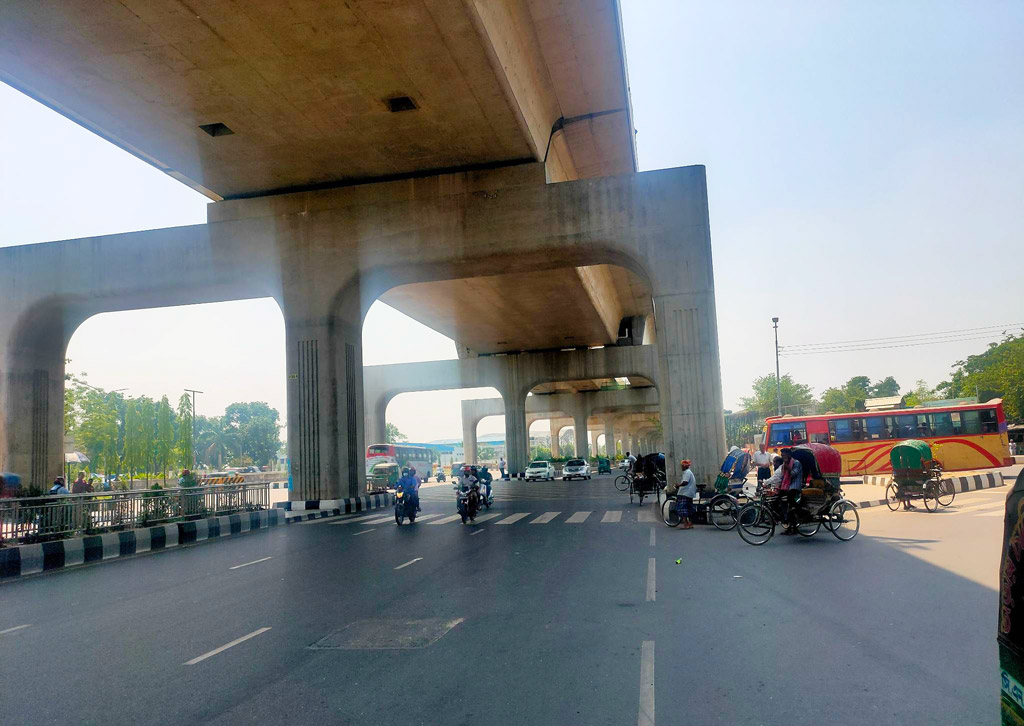 চেনা রূপে ফিরছে ঢাকা, কোলাহল বাড়ছে অফিসপাড়ায়