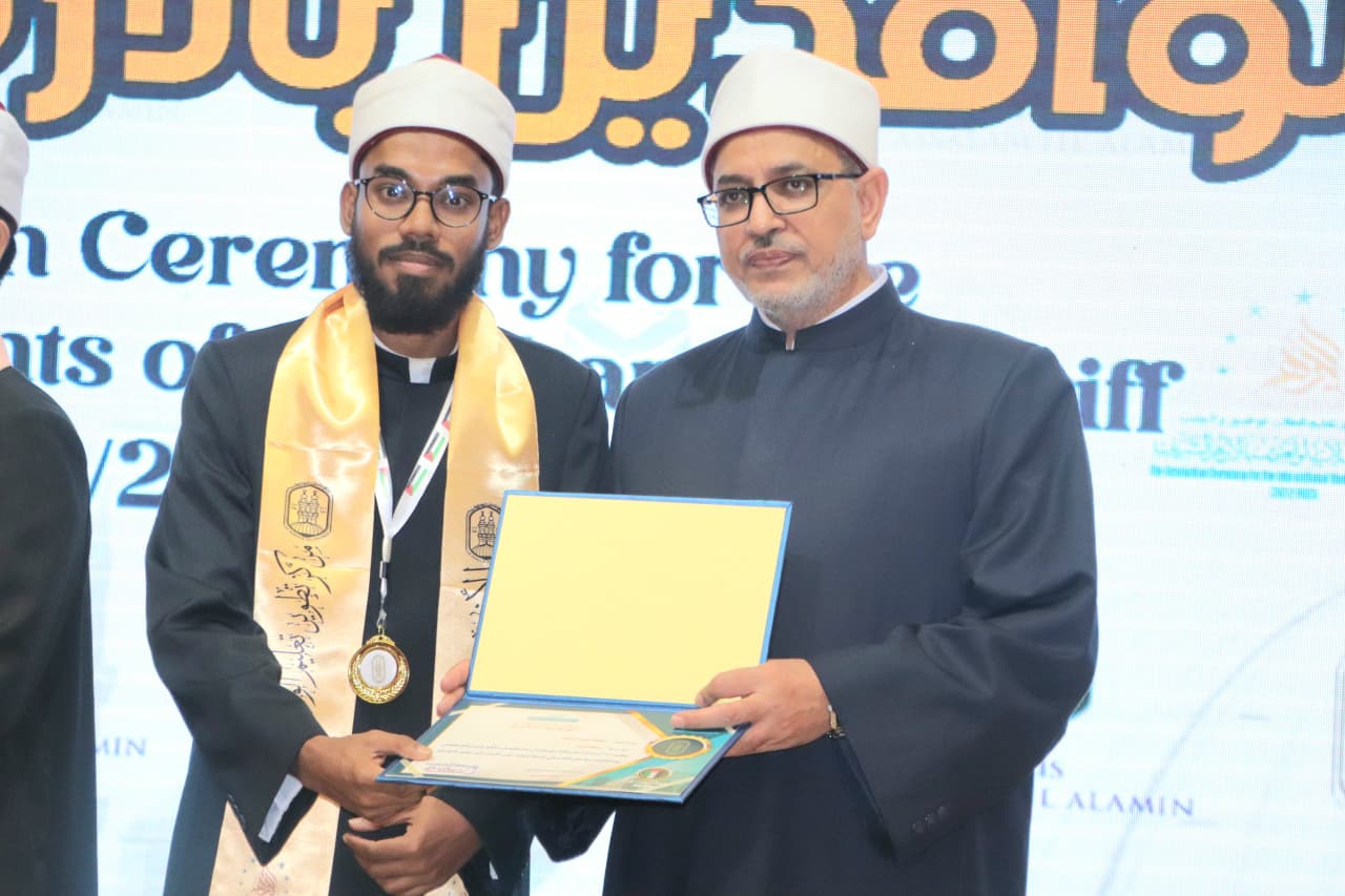 আল-আজহার বিশ্ববিদ্যালয়ের ডিনের হাত থেকে সমাবর্তন অনুষ্ঠানে সনদ গ্রহণ করছেন মো. আবদুর রউফ। ছবি: সংগৃহীত