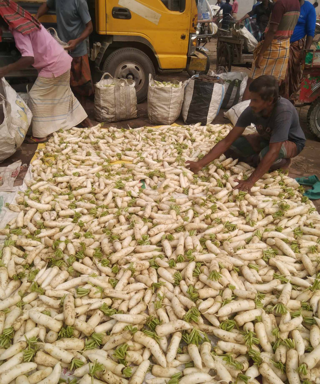 বগুড়ায় কৃষকের থেকে ৪৫ টাকায় কেনা সবজি বিক্রি হচ্ছে ৮০ টাকায়