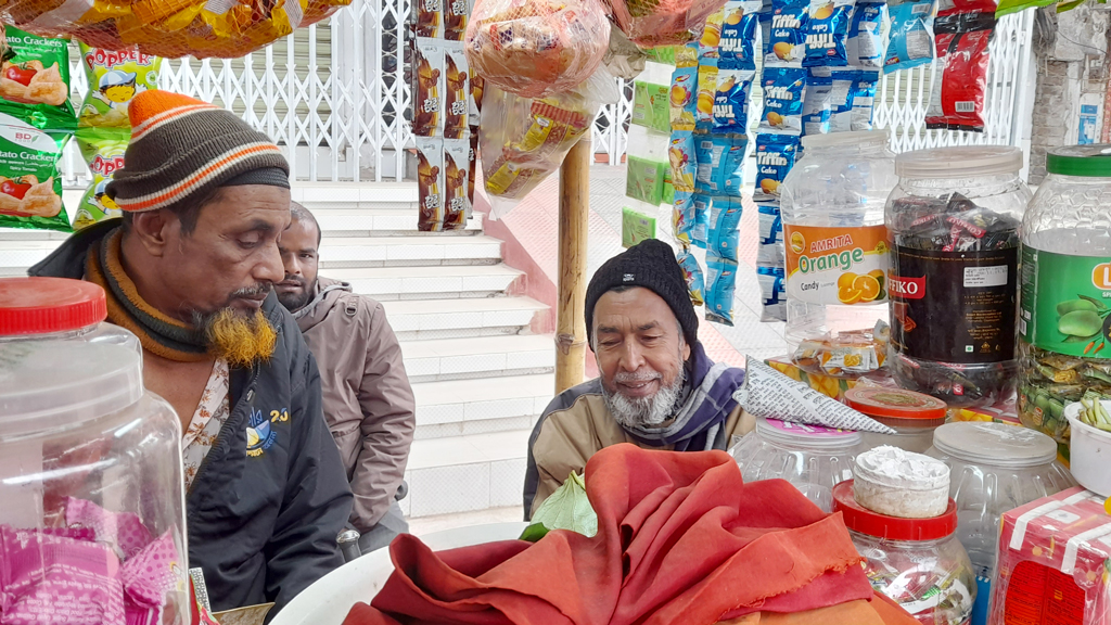 আসন ছেড়ে দেওয়া বিএনপির এমপি জাহিদুর ভোটের দিনে চায়ের দোকানে