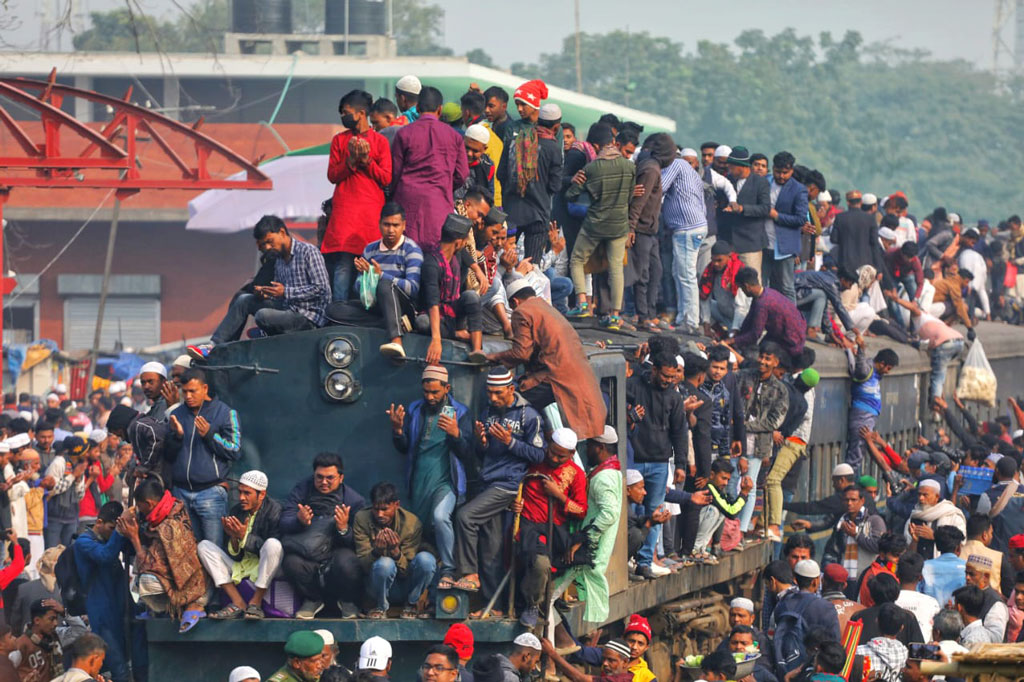 গাজীপুরের টঙ্গীর তুরাগ নদের তীরে অনুষ্ঠিত বিশ্ব ইজতেমার প্রথম ধাপের শেষ দিন আজ। এদিন নিজ নিজ অবস্থান থেকে মোনাজাতে অংশ নেন মুসল্লিরা। টঙ্গী রেলস্টেশন, ৪ ফেব্রুয়ারি ২০২৪। ছবি: মেহেদী হাসান