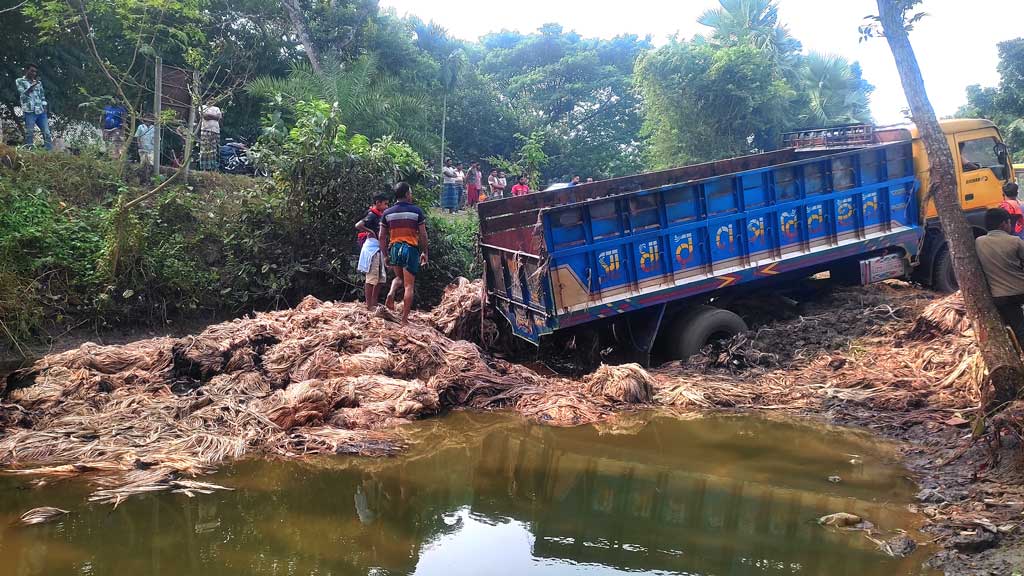 বালিয়াকান্দিতে পাটবোঝাই চলন্ত ট্রাকে আগুন 