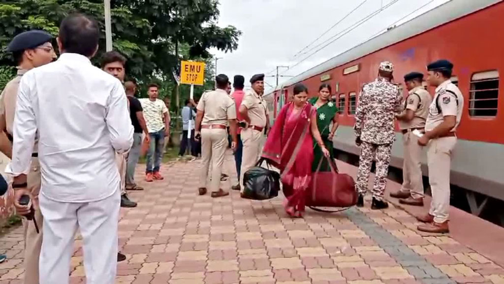 ভারতীয় ট্রেনে বোমাতঙ্কের কবলে বাংলাদেশি যাত্রীরাও 