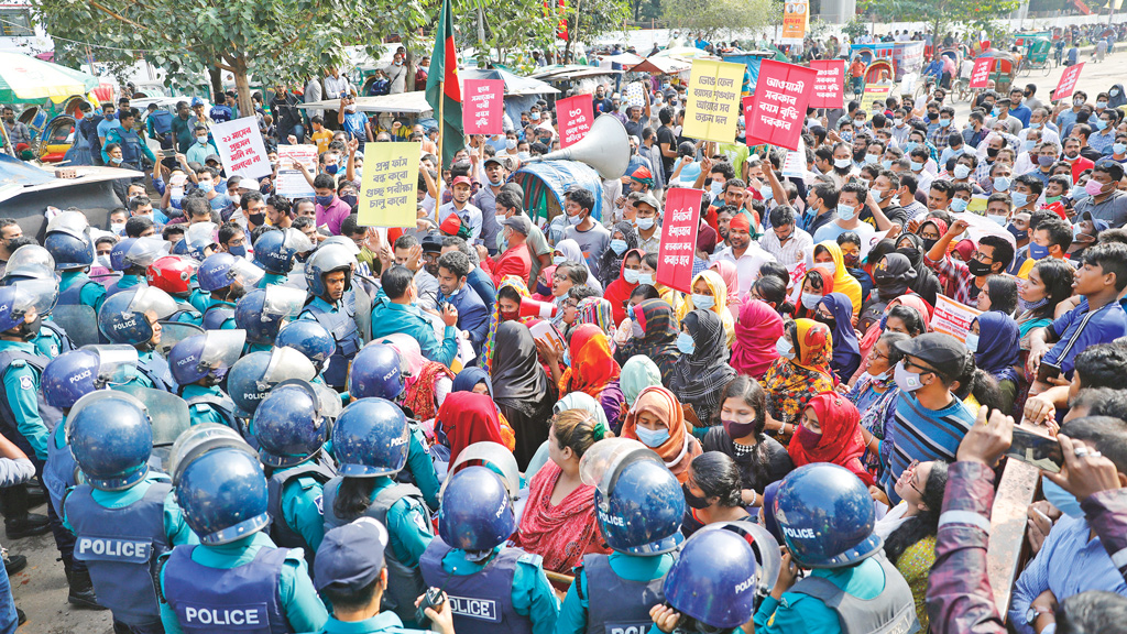 বয়সসীমা বাড়ানোর দাবি   চাকরিতে