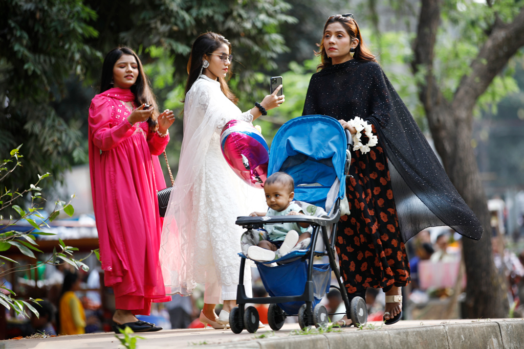 খোলামেলা পরিবেশে শিশুদের নিয়ে ঘুরতে বেরিয়েছে অনেকে। ছবি: হাসান রাজা
