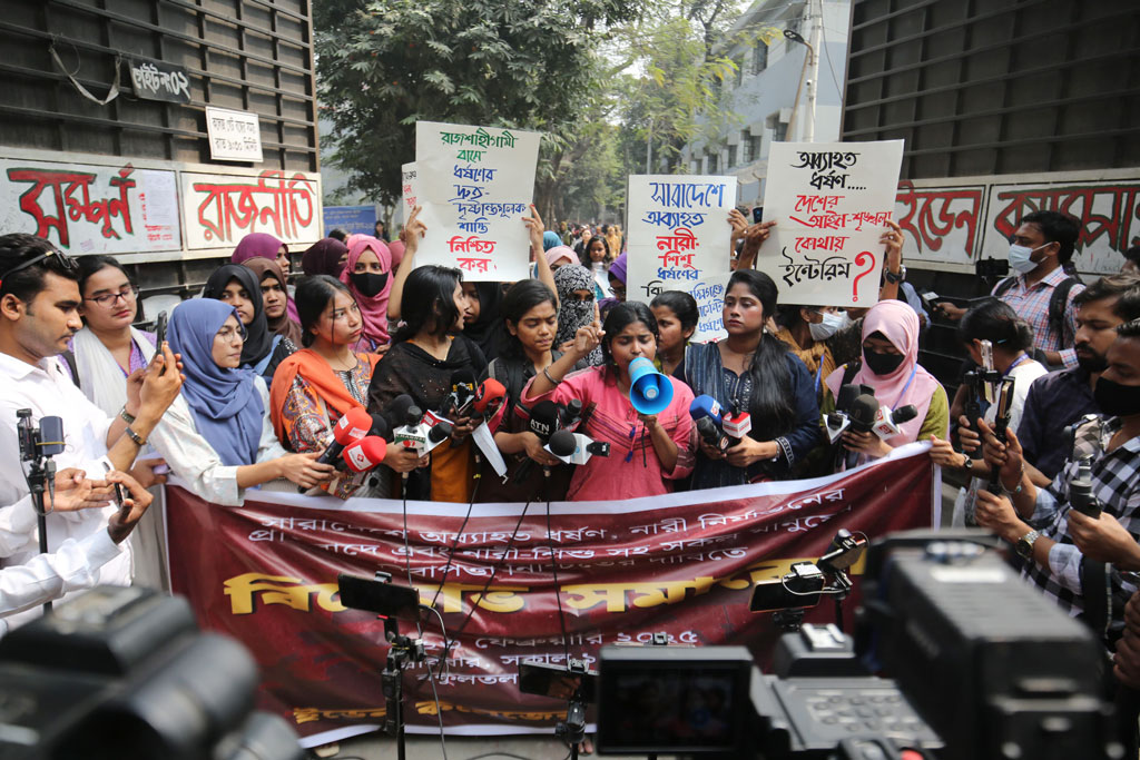 আইনশৃঙ্খলার অবনতিতে রাজধানীজুড়ে শিক্ষার্থীদের বিক্ষোভ