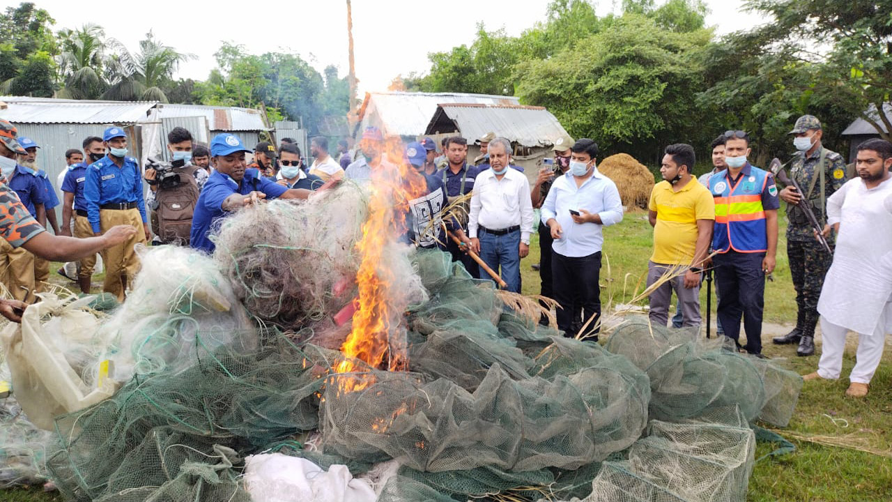 শিবচরে অভিযান চালিয়ে ১০ লাখ মিটার জাল জব্দ