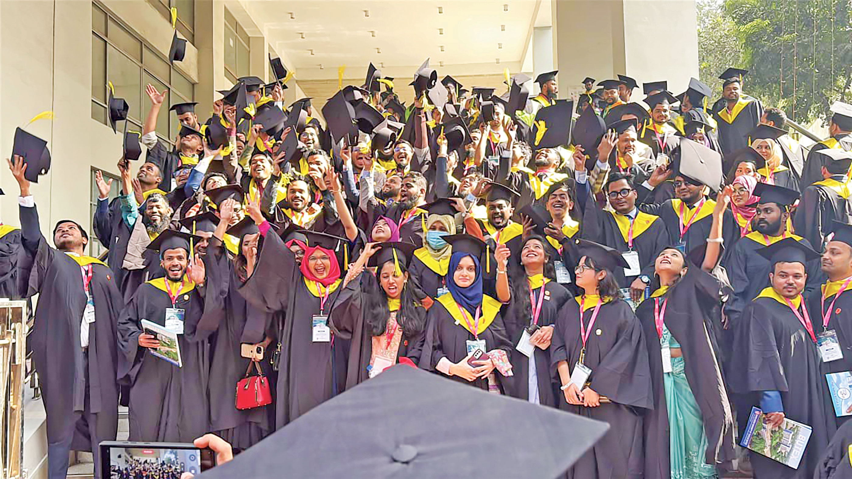 গাউনে মোড়া সাফল্যে সোনার পদক ৪১ কৃতীর