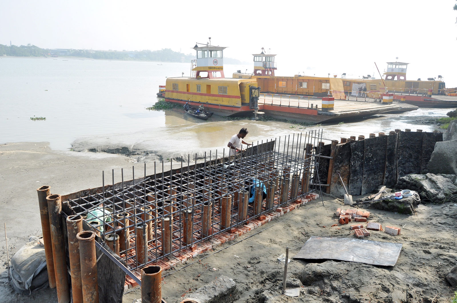সেতু থেকে প্রায় ২০০ গজ দূরে কালুরঘাট ফরেস্ট ডিপো এলাকায় চলছে ফেরি স্থাপন প্রকল্পের কাজ। কালুরঘাট সেতু, চট্টগ্রাম, ২৮ জানুয়ারি, ২০২৩। ছবি: হেলাল সিকদার