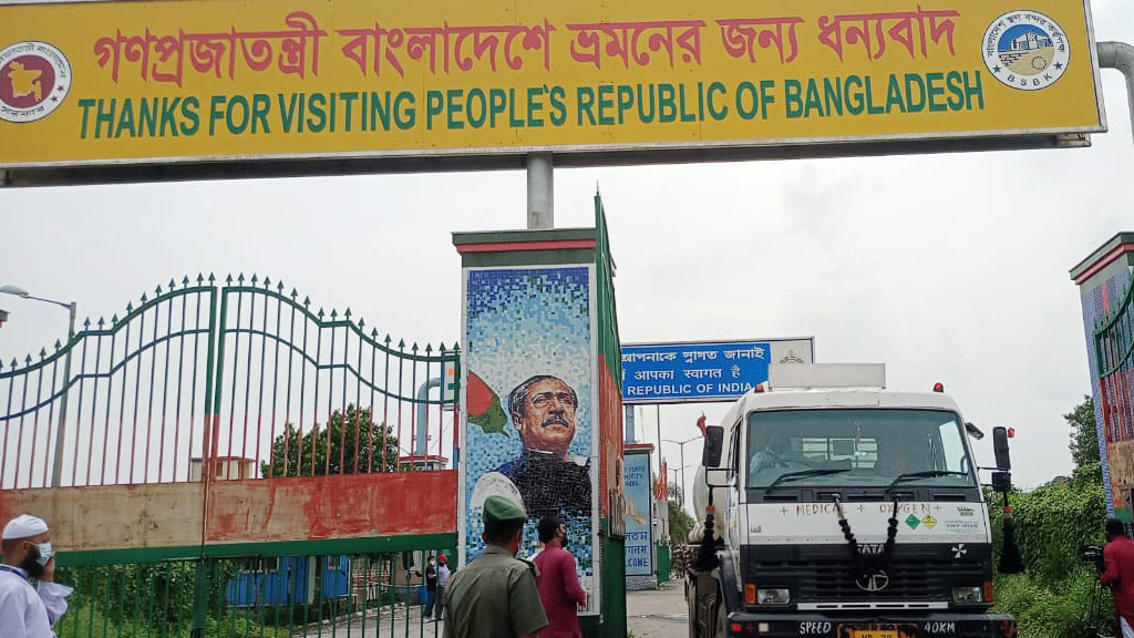 ঈদের ছুটির মধ্যেও বেনাপোল বন্দর দিয়ে অক্সিজেন আমদানি