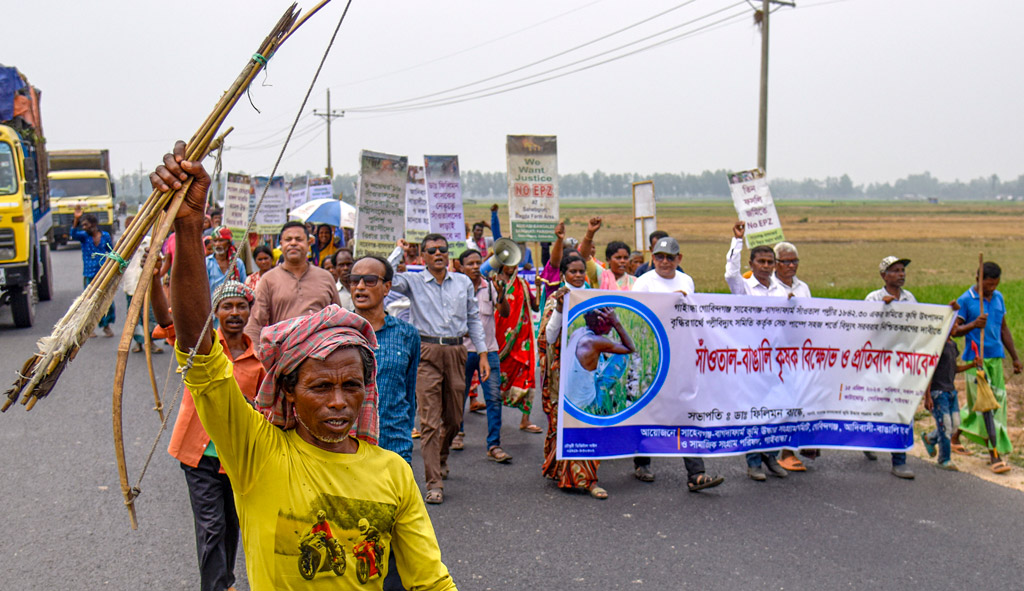 সেচের জন্য বিদ্যুতের দাবিতে সাঁওতালদের বিক্ষোভ