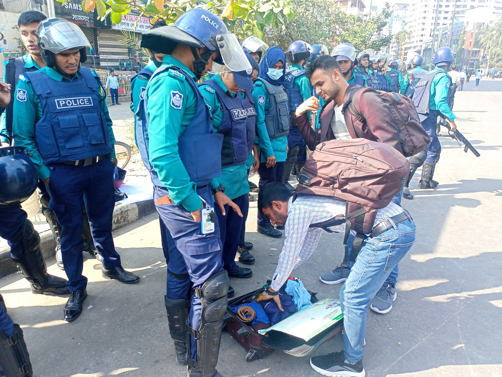 ফকিরাপুল মোড়ে কড়া পাহারায় রয়েছে পুলিশ। ভিআইপি সড়কের পথচারীদের পড়তে হচ্ছে ব্যাপক পুলিশি তল্লাশির মুখে। ছবি: নাজমুল হাসান সাগর