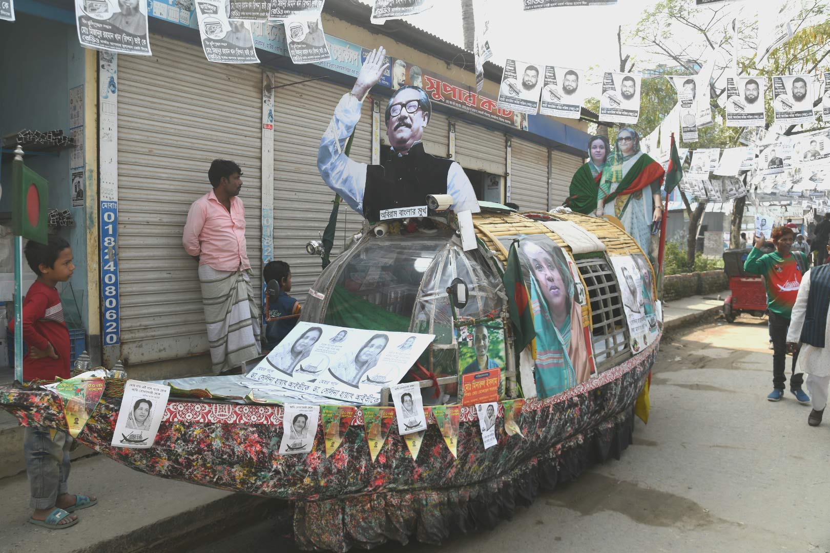 সেলিনা হায়াৎ আইভীর প্রচারণায় অভিনবত্ব আনতে তাঁর নির্বাচনী প্রতীক নৌকা সাজানো হয়েছে। নৌকার ছাউনির ওপরে বঙ্গবন্ধুর ছবি ও চারপাশে সেঁটে দেওয়া হয়েছে আইভীর পোস্টার।